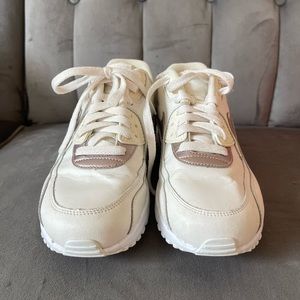 NEVER WORN- nike airmax womens shoes